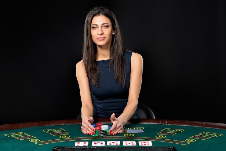 Dealer live casino sedang membagikan kartu di meja kasino virtual